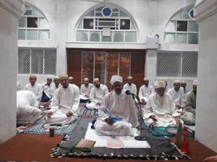 Mukaasir Maulaa offering Nisf il Layl Namaaz in Musanji Masjid